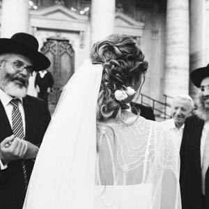 matrimonio ebraico dettaglio acconciatura sposa all’ ingresso della sinagoga di Roma